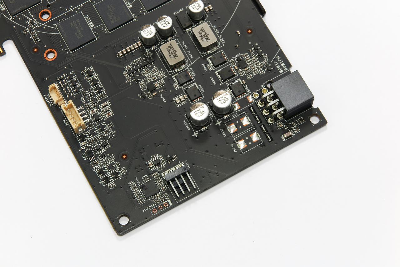 [16/11/2016] Asus Radeon RX 470 Strix OC: Am Heck wartet ein 4-Pol-Anschluss (Fan Connect), mit dem sich ein Nachrüstlüfter über die Grafikkarte steuern lässt - praktisch!