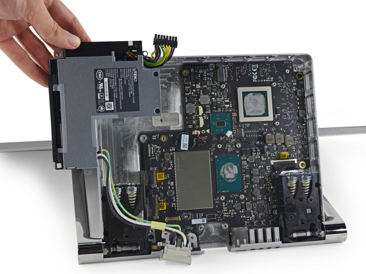 [30/11/2016] Microsoft Surface Studio Teardown: Überraschend gut zerlegbar (2)