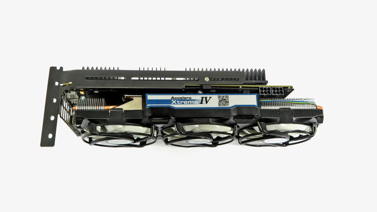 [08/11/2016] Die übertaktete GTX 980 belegt drei Slots und muss per Arctic Accelero Xtreme IV gebändigt werden...