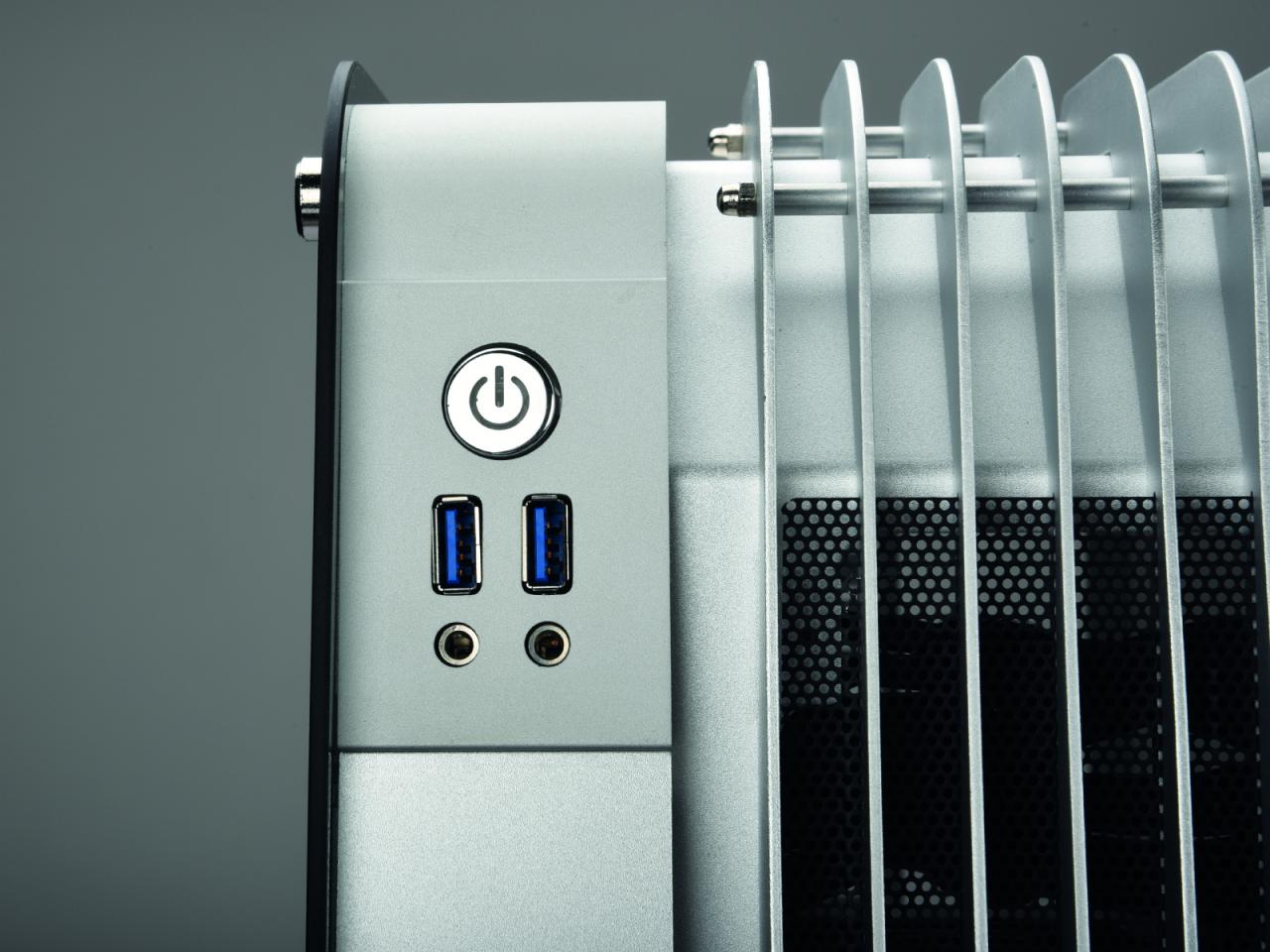 [12/12/2016] Das Steelwing ist ein m-ATX-Gehäuse aus Aluminium und Glas. (7)