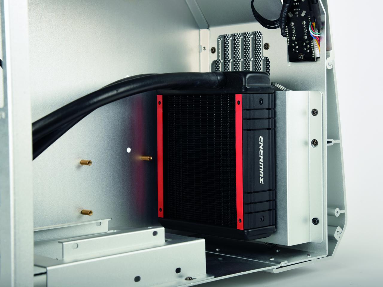 [12/12/2016] Das Steelwing ist ein m-ATX-Gehäuse aus Aluminium und Glas. (11)