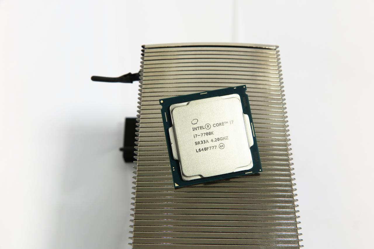 [21/12/2016] Kaby Lake bringt vor allem ein Takt-Upgrade neben aktualisierten Video-Codecs. Der Core i7-7700K und Co. können schon gekauft werden, allerdings zu überhöhten Preisen.
