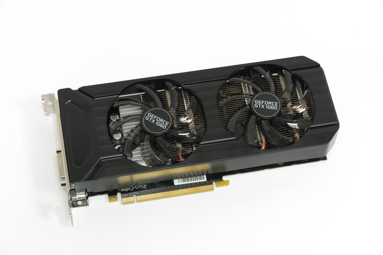 [21/12/2016] August: Die Geforce GTX 1060 ist nun auch mit halbiertem Speicher - 3 GiByte - und leicht beschnittener GPU verfügbar. In den meisten Spielen genügt das für eine Platzierung vor AMDs Radeon RX 470/4G, doch PCGH rät ab: Wer 2017 noch (annähernd) volle Details ohne Ruckeln sehen möchte, sollte die Finger von 3-GiByte-Karten lassen.