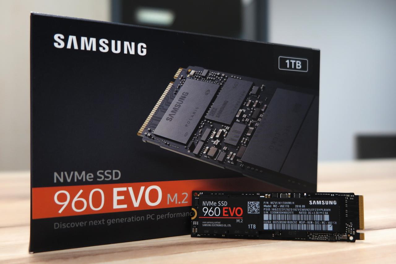 [01/12/2016] Samsung SSD 960 Evo: PCI Express 3.0 ist die State-of-the-art-Schnittstelle, was Festplatten angeht. Wer mit einem M.2-Port auf dem Board gesegnet ist, steckt die kleine M.2-Platine einfach ein. Andere müssen sich eines Adapters behelfen, was der Leistung aber keinen Abbruch tut. Die Spieleleistung wird zwar kaum vom Umstieg von SATA 3 auf PCI Express profitieren, das Datenschaufeln geht aber deutlich schneller vonstatten. Die 960 Evo zeichnet sich durch ein gutes Preis-Leistungs-Verhältnis in der PCIe-Region aus und ist zudem wesentlich besser verfügbar als das schnellere aber teurere Pro-Modell.
