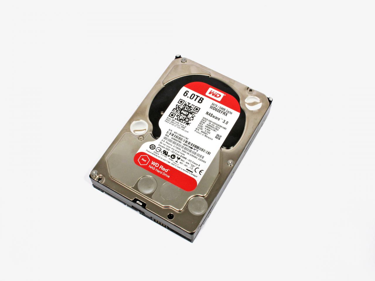 [20/12/2016] Western Digital Red WD60EFRX: Die gute alte Magnetfestplatte ist nicht tot. Noch immer ist der Preis pro GiByte weitaus günstiger als bei SSDs. Sie erfüllt daher nach wie vor die Funktion des Datengrabs. Auf den 6 TiByte der WD Red ist viel Platz, etwa für das Spiele- oder Videoarchiv. Die Red-Reihe ist für den Dauerbetrieb in NAS-Systemen konzipiert und zeichnet sich durch Langlebigkeit aus.