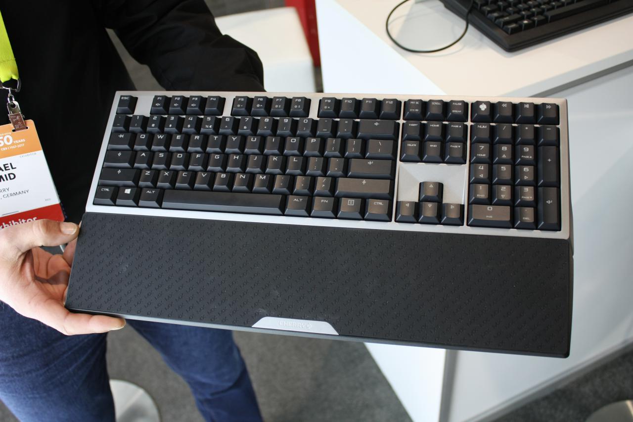 [13/01/2017] Das noch immer erhaeltliche MX Board 6.0 ist aus Aluminium gefertigt und besitzt beleuchtete Tasten.