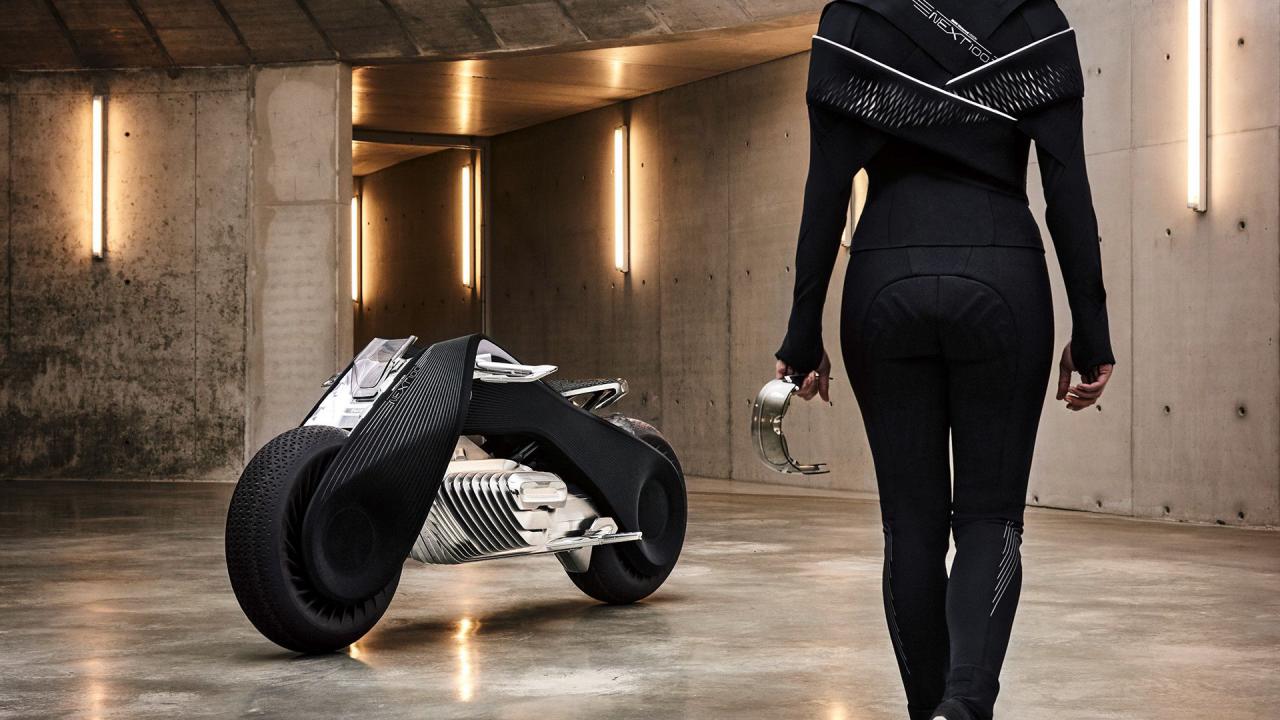 [11/01/2017] BMW Vision Bike: TRON meets Roadster mit flexiblem Rahmen und einer Visor-Datenbrille nach Vorbild von HoloLens, weil BMW davon ausgeht, dass wir in spätestens 20 Jahren ohnehin keine Unfälle mehr bauen.