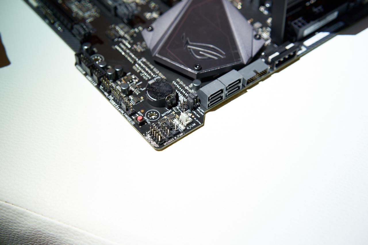 [16/01/2017] ROG Maximus IX Apex: Zusätzliche Anschlüsse für Lüfter, Temperatursensoren, Pumpen und Durchflussmesser
