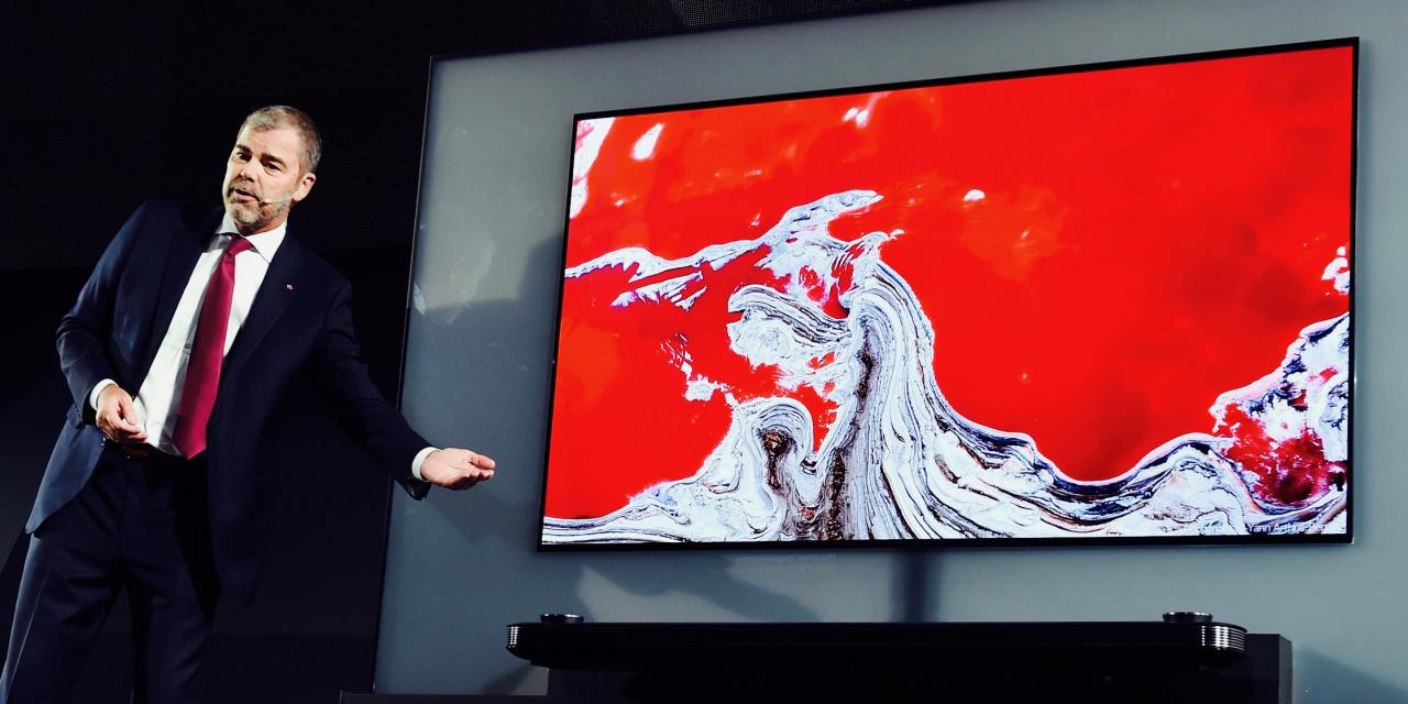 [05/01/2017] Der neue Signature-TV von LG ist nur 2,57 Millimeter dünn, 25 Prozent heller als sein Vorgänger und bringt eine Dolby-Atmos-Soundbar als Steuerzentrale mit sich.