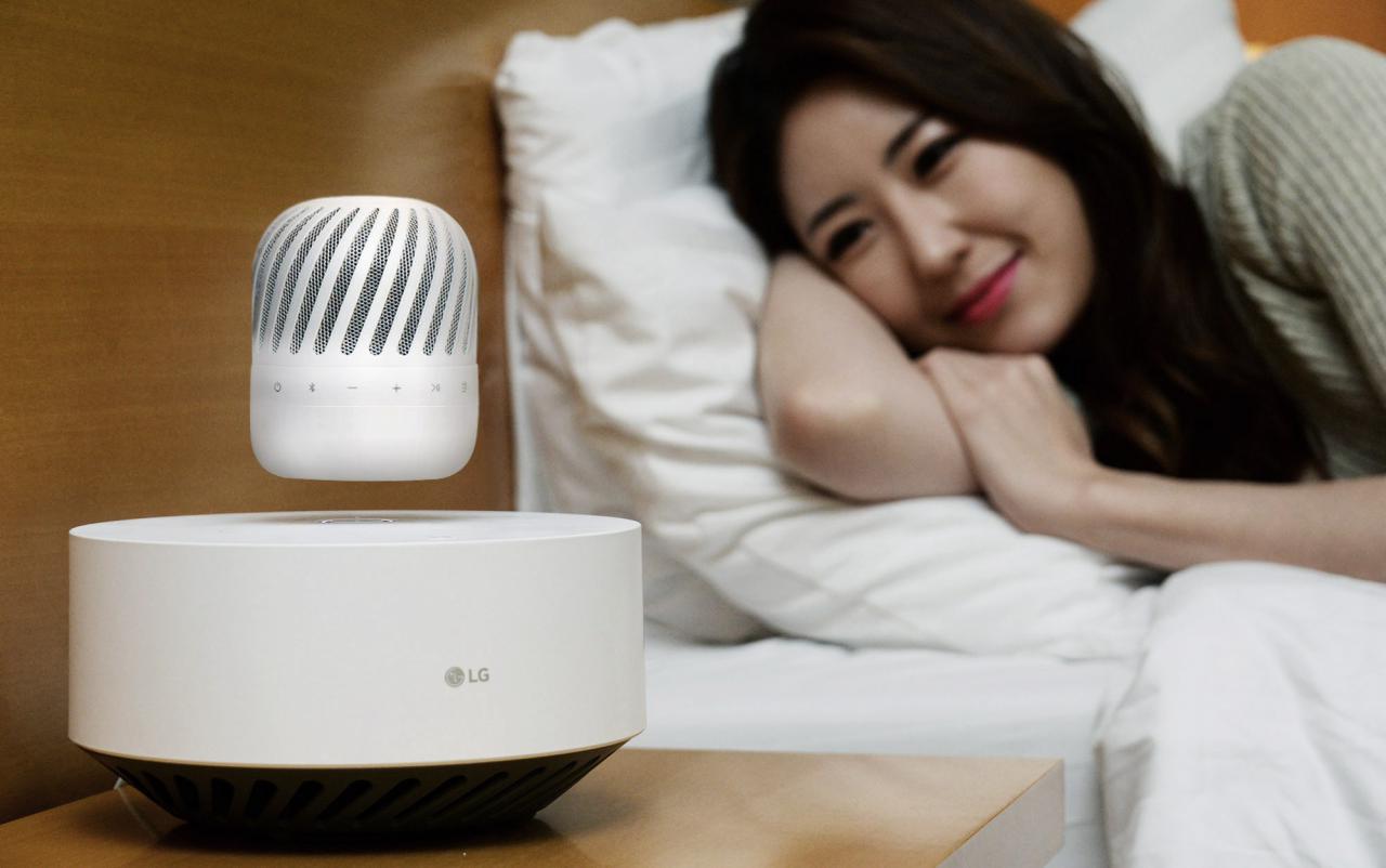 [05/01/2017] Der PJ9 ist ein kleiner, durch Magnete in der Luft gehaltener Lautsprecher, der über seiner Base zu schweben scheint. Die dient als Subwoofer, wodurch der Sound durchaus überzeugen kann. Aufgrund der vielen Umgebungsgeräusche auf der CES, müssen wir aber abwarten, bis wir das Set mal in ruhiger Atmosphäre ausprobieren können.