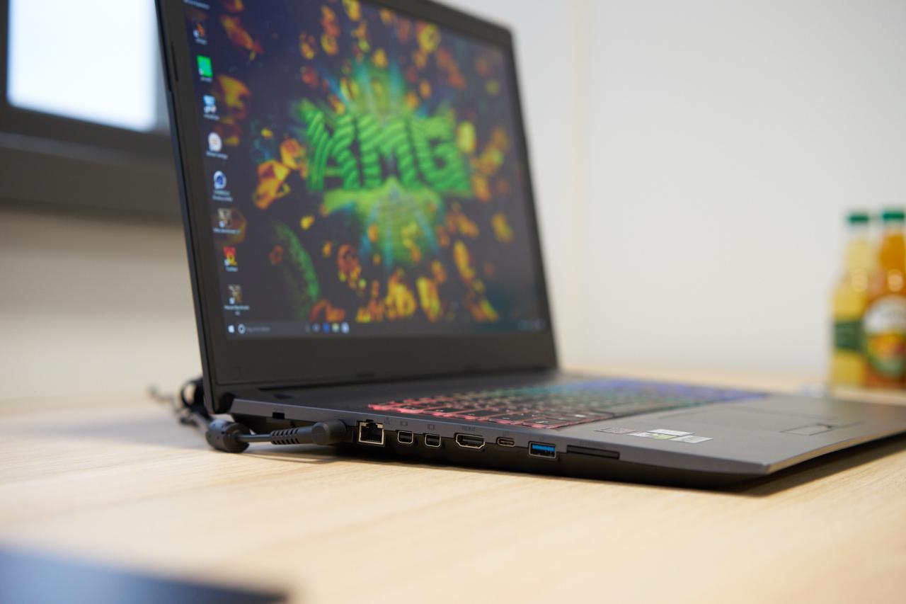 [18/01/2017] XMG A707: USB 3.1 Typ C, zwei Mini-Displayports, HDMI, Ethernet und SD-Kartenleser sind mit an Bord