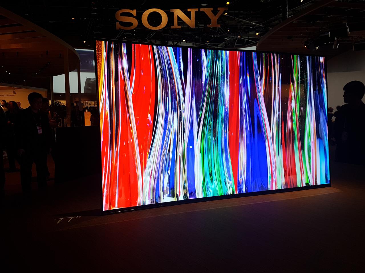 [12/01/2017] Endlich der erste Consumer-OLED von Sony: 8 Mio. Pixel, X1 Extreme-Prozessor, 4K-HDR und kaum dicker als ein Smartphone machen die Japaner LGs Signature-Serie ordentlich Konkurrenz.