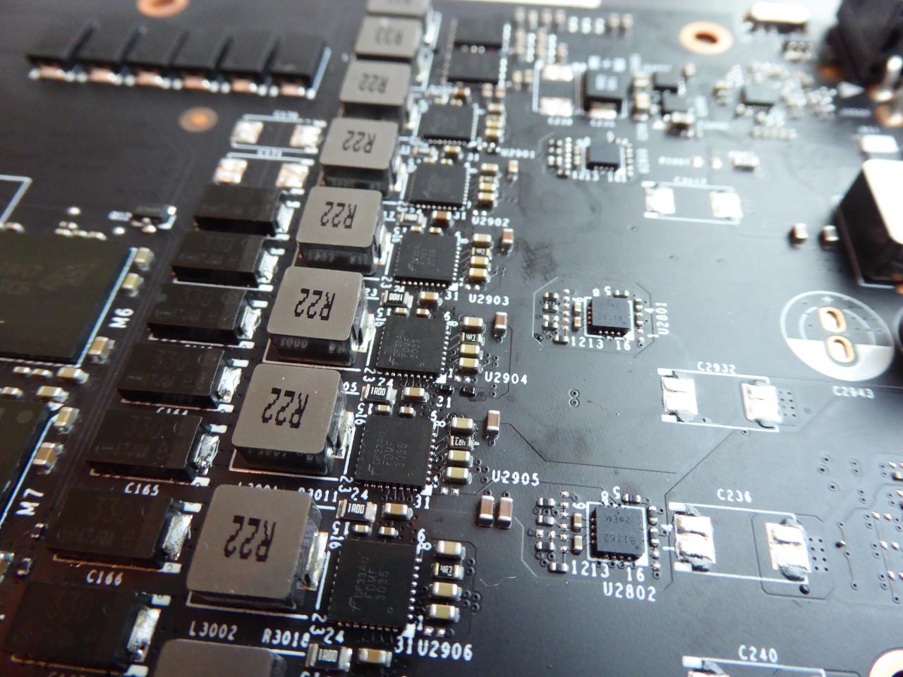 [09/02/2017] Die acht Temperatursensoren (+GPU-Sensor) sind winzige schwarze Bauteile.