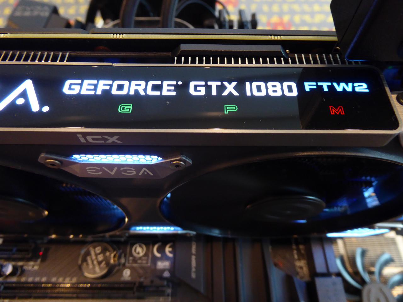 [09/02/2017] EVGA GTX 1080 SC2 iCX ausprobiert: An der Oberseite der Karte ist ersichtlich, ob GPU, VRMs und RAM im niedrigen, mittleren oder hohen Temperaturbereich agieren.