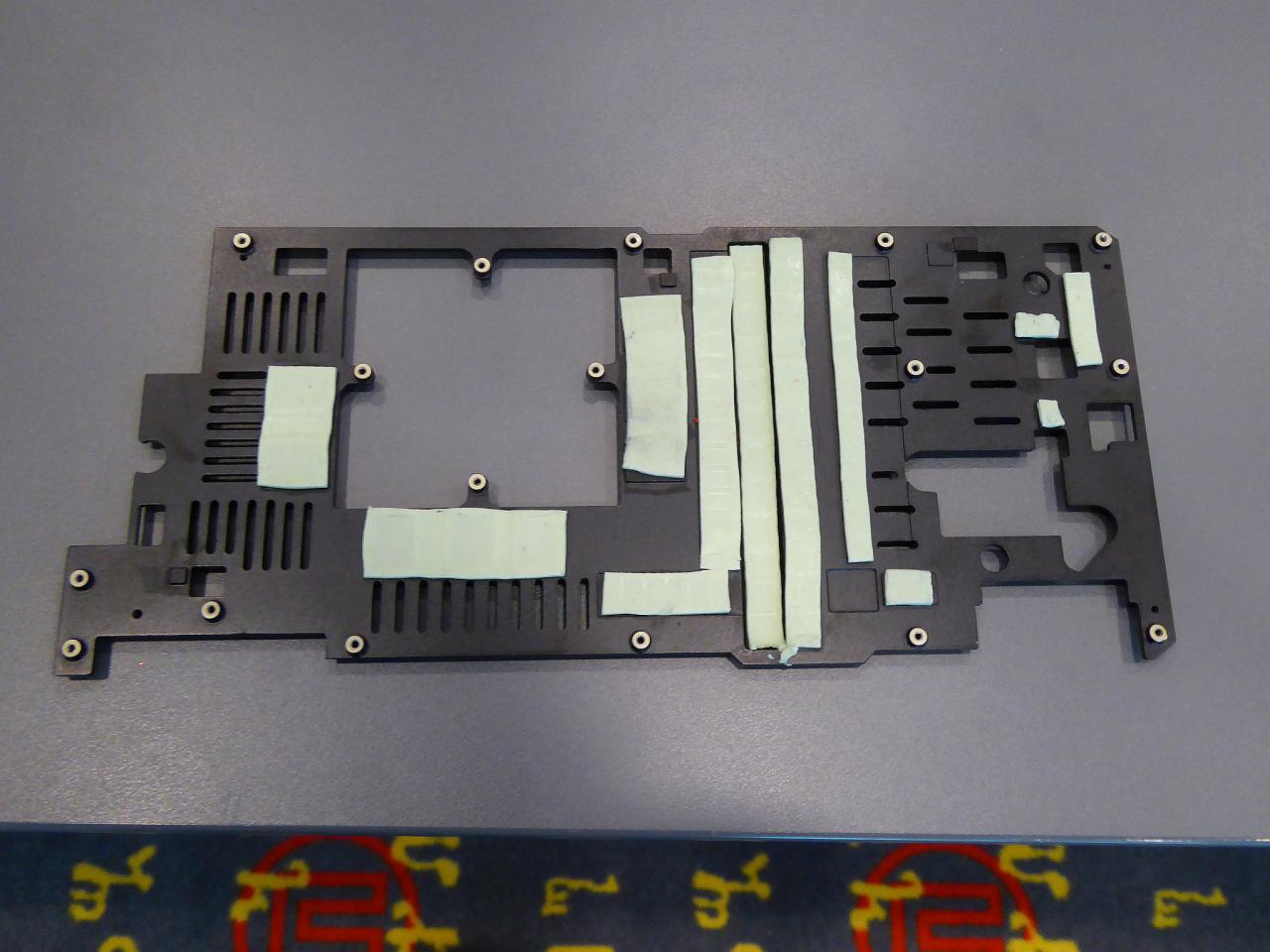 [09/02/2017] EVGA GTX 1080 SC2 iCX ausprobiert: Die neue Frontplate bietet viel Oberfläche und nimmt, wie die zweigeteilte Backplate, mittels Wärmeleitpads Kontakt zu den Hitzequellen auf.