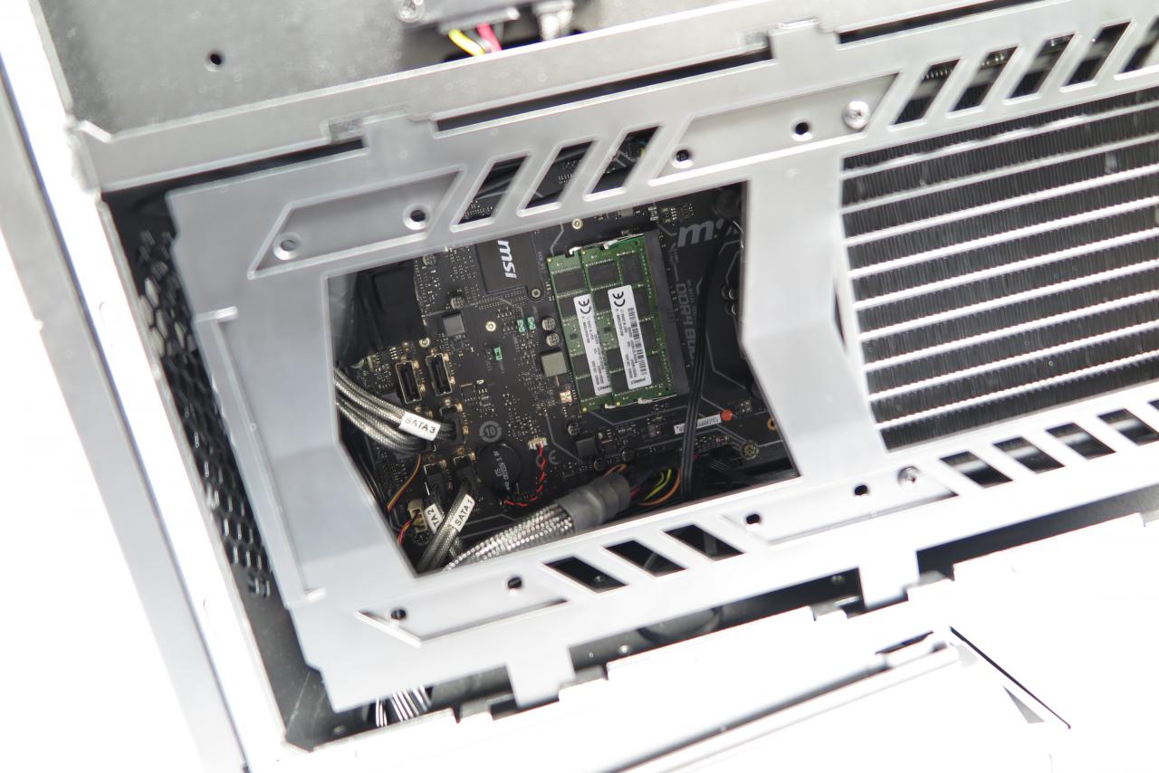 [17/02/2017] Zwei RAM-Module auf der Vorderseite des Mainboards