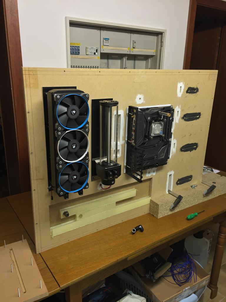 [16/02/2017] Casecon-Projekt: Ein PC wird an die Wand geschraubt (53)