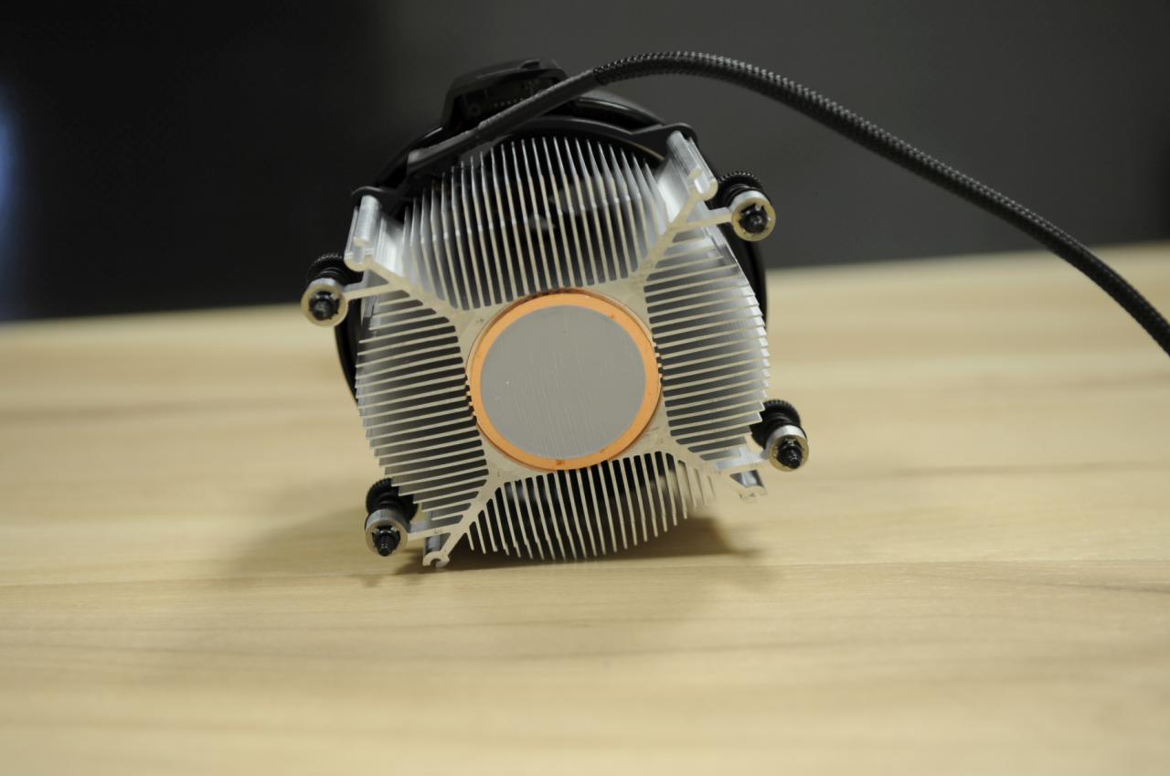 [03/03/2017] Ryzen 7 1700 mit Wraith-Spire-LED-Kühler im PCGH-Testlabor (10)
