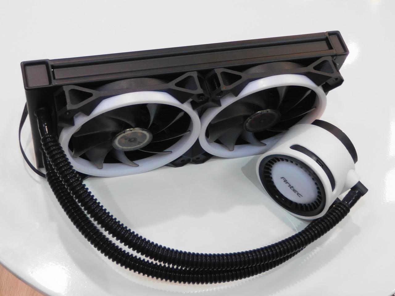 [22/03/2017] Die Antec Mercury (240) wirkt optisch hochwertiger als die alte H1200 Pro.