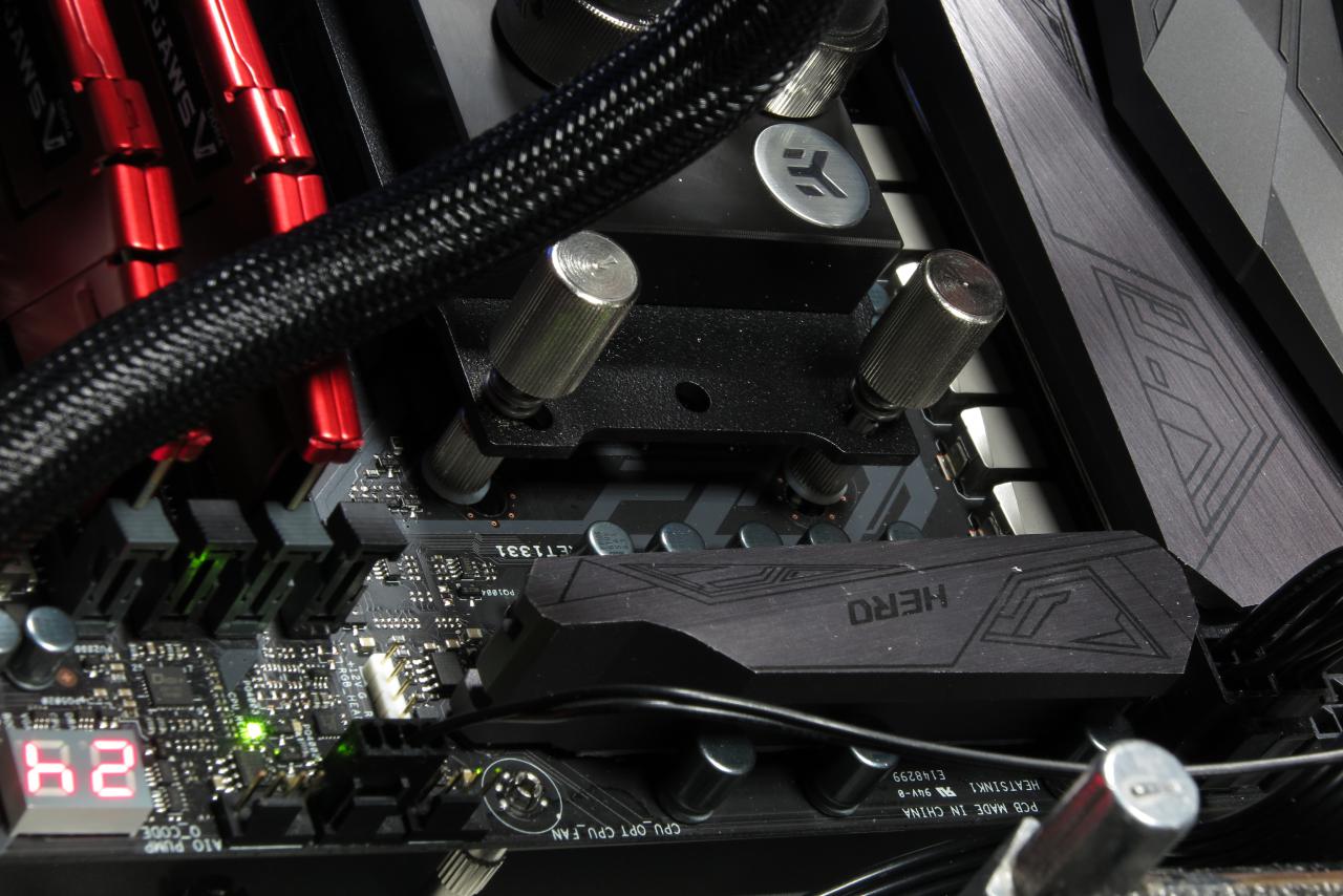 [01/03/2017] Asus' Crosshair VI Hero verfügt sowohl über AM3- als auch AM4-Bohrungen (hier in Benutzung). Der Versatz ist deutlich zu erkennen.