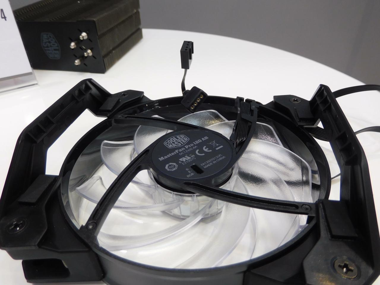 [22/03/2017] Einen Masterair Pro 4 mit vormontierten Masterfan Pro 120 RGB, wie auf der Cebit ausgestellt, wird es erst in ein paar Monaten geben, Cooler Master verkauft den Lüfter aber auch einzeln. Die Besonderheit: Wahlweise schaltet man die Farbe an der Narbe auf Blau, Rot oder regelt sie individuell über einen eigenen RGB-Anschluss.