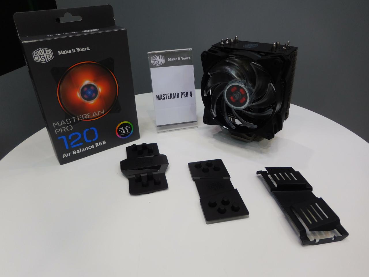 [22/03/2017] Cooler Masters Masterair Pro4 lässt sich mit verschiedenen Zubehör-Top-Covern individuell gestalten. Die rechte Ausführung wird es auch mit indirekter Beleuchtung geben.