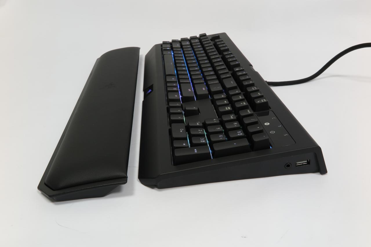 [08/03/2017] Ausstattungsmerkmale wie der USB-2.0- und Sound-Anschluss (vierpolig, 3,5 mm Klinke) sind schon beim Vorgänger der Razer Black Widow Chroma V2 zu finden. Die Handballenablage jedoch ist neu und verhilft der Neuauflage zu einer verbesserten Wertung von 1,30.