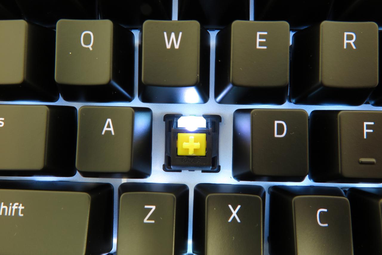 Ein linearer Auslösepunkt und eine leise Mechanik, damit bewirbt Razer den neuen Yellow Switch, dessen Auslöseweg auf 1,2 mm (Razer Green/Orange: 1,9 mm) und dessen Hubweg auf 3,5 mm (Razer Green/Orange: 4 mm) verkürzt ist.