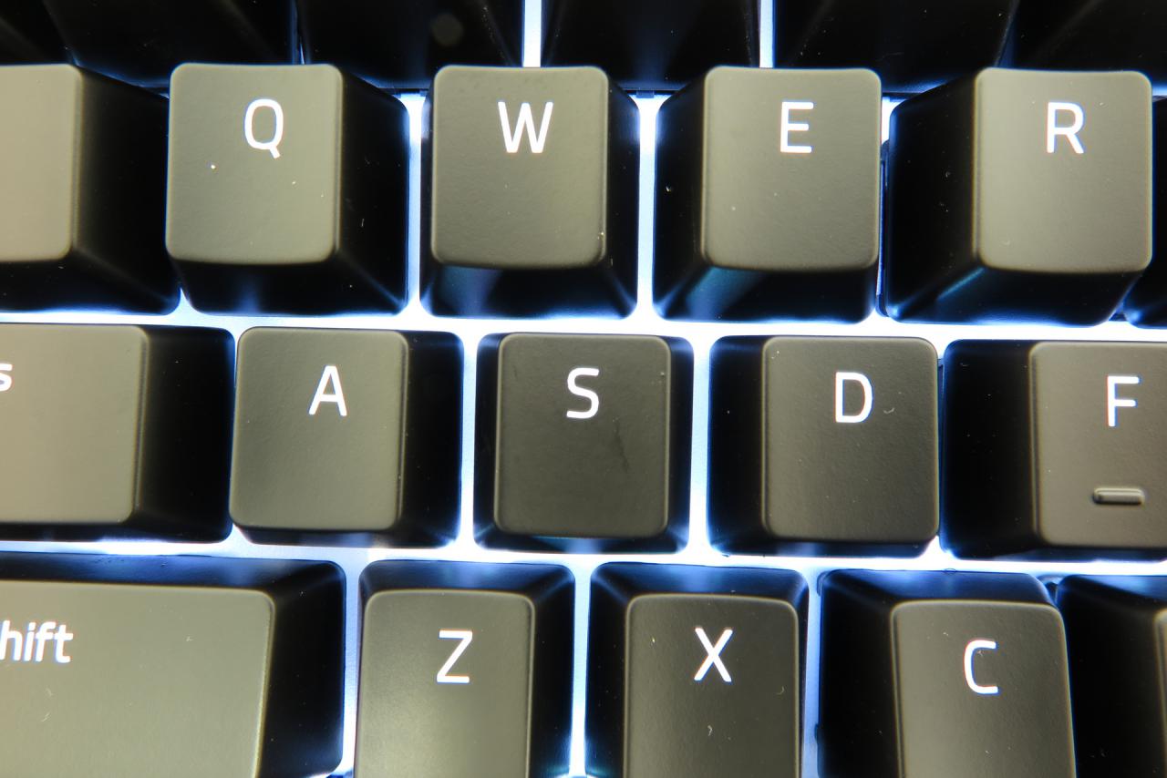 Obwohl auch beim Razer Yellow Switch die RGB-Diode oberhalb des Schaltergehäuses positioniert ist, dringt weniger Licht unter der Kappe durch als bei vergleichbaren Cherry-Schaltern mit transparente Gehäuse.