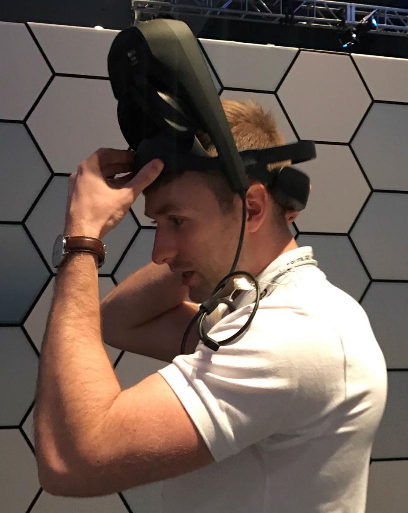 [05/03/2017] Das Headset lässt sich hochklappen, sodass es nicht vollständig abgesetzt werden muss, um aus der virtuellen Realität zu entkommen.