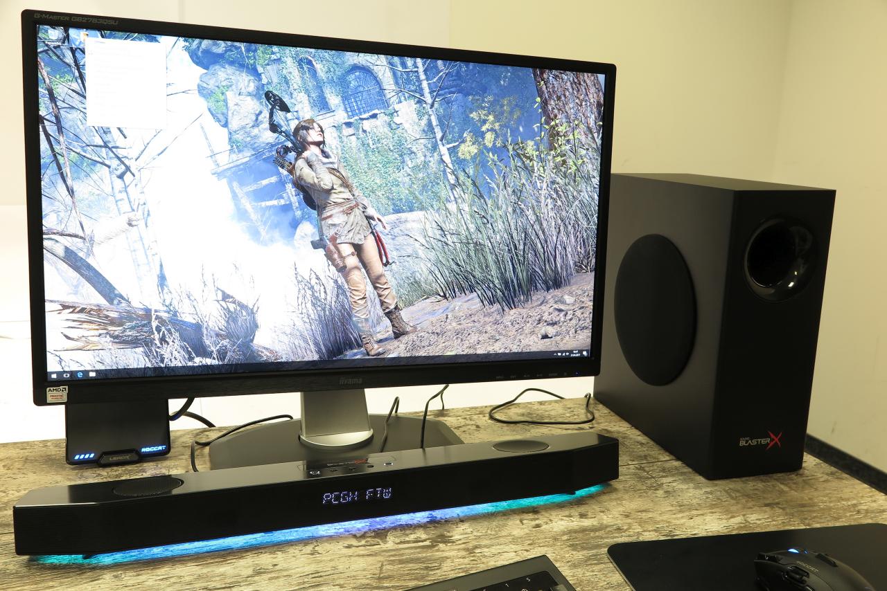 [24/04/2017] Das Katana ist sehr platzsparend aufzustellen und passt prima unter die meisten handelsüblichen Monitore. Mit einem 27-Zoll-Modell, wie hier genutzt, harmonisiert die Creative-Soundbar besonders gut. Der 30-Watt-Subwoofer ist kräftig, aber schmal und lässt sich in diesem Fall sogar ebenfalls noch auf dem 
