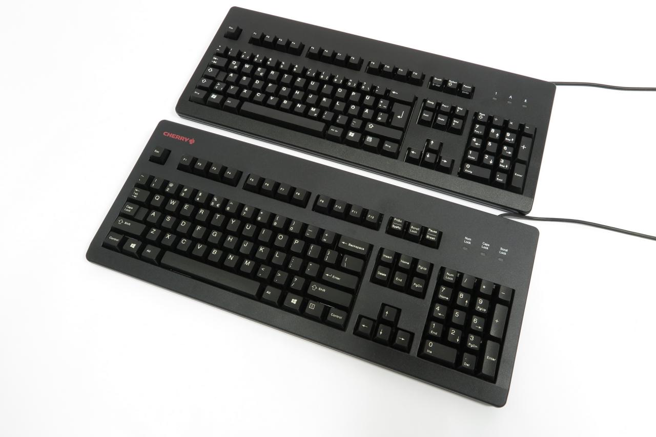 [20/04/2017] Vom fehlenden Logo abgesehen sind die Unterschiede zwischen dem Cherry MX Board Silent (unten), dem G80-3000 Keyboard (nicht im Bild) und der G81-3000 (oben) kein sichtbarer Unterschied.