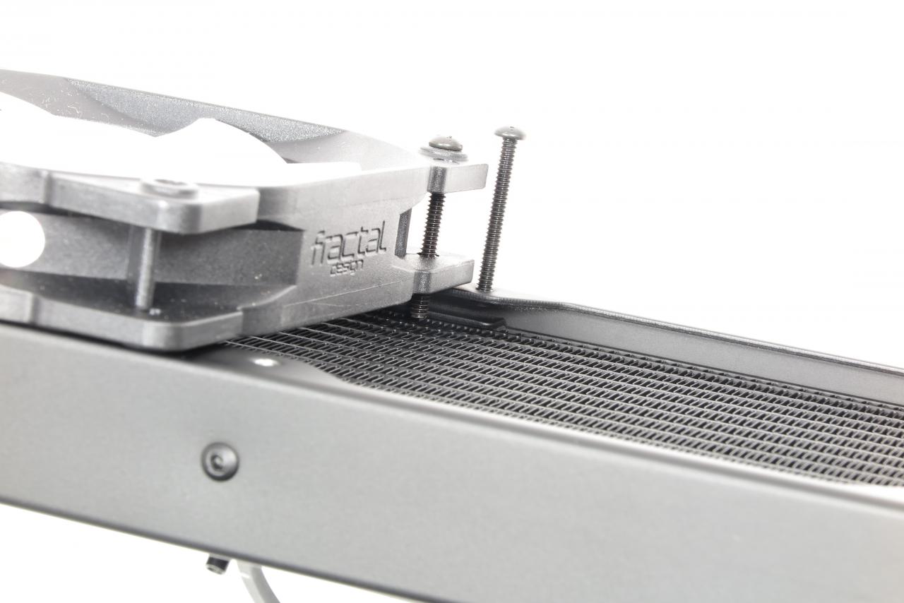 [10/05/2017] Fractal Design Celsius: Der Radiator ist mit einem Einschraubschutz versehen, allerdings erreichen die Schrauben diesen bevor die Lüfter wirklich fest sitzen. Unerfahrene Anwender könnten hiervon verunsichert werden.