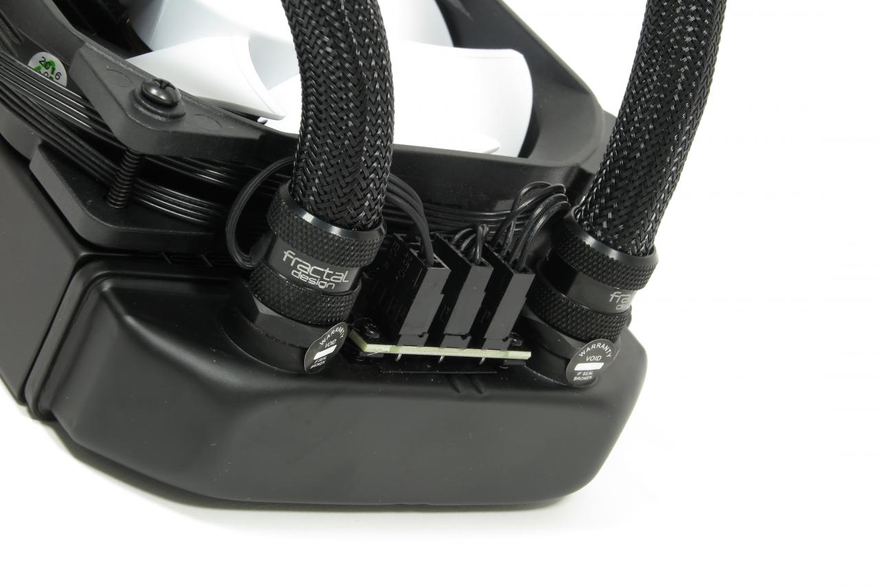 [10/05/2017] Fractal Design Celsius: Der integrierte PWM-Lüfter-Hub wird durch ein unter dem Schlauch-Sleeve verstecktes Kabel versorgt und erspart die Verlegung einzelner Lüfterkabel im System. Bei der Celsius S36 reicht das Lüfterkabel aber nur auf der Vorderseite vom hintersten Lüfterplatz bis zum Hub.
