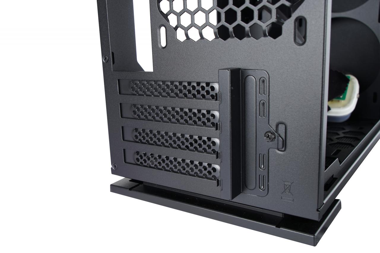 [08/05/2017] In Win 301: Geschrumpftes 303 mit Hartglas für 85 Euro (9)