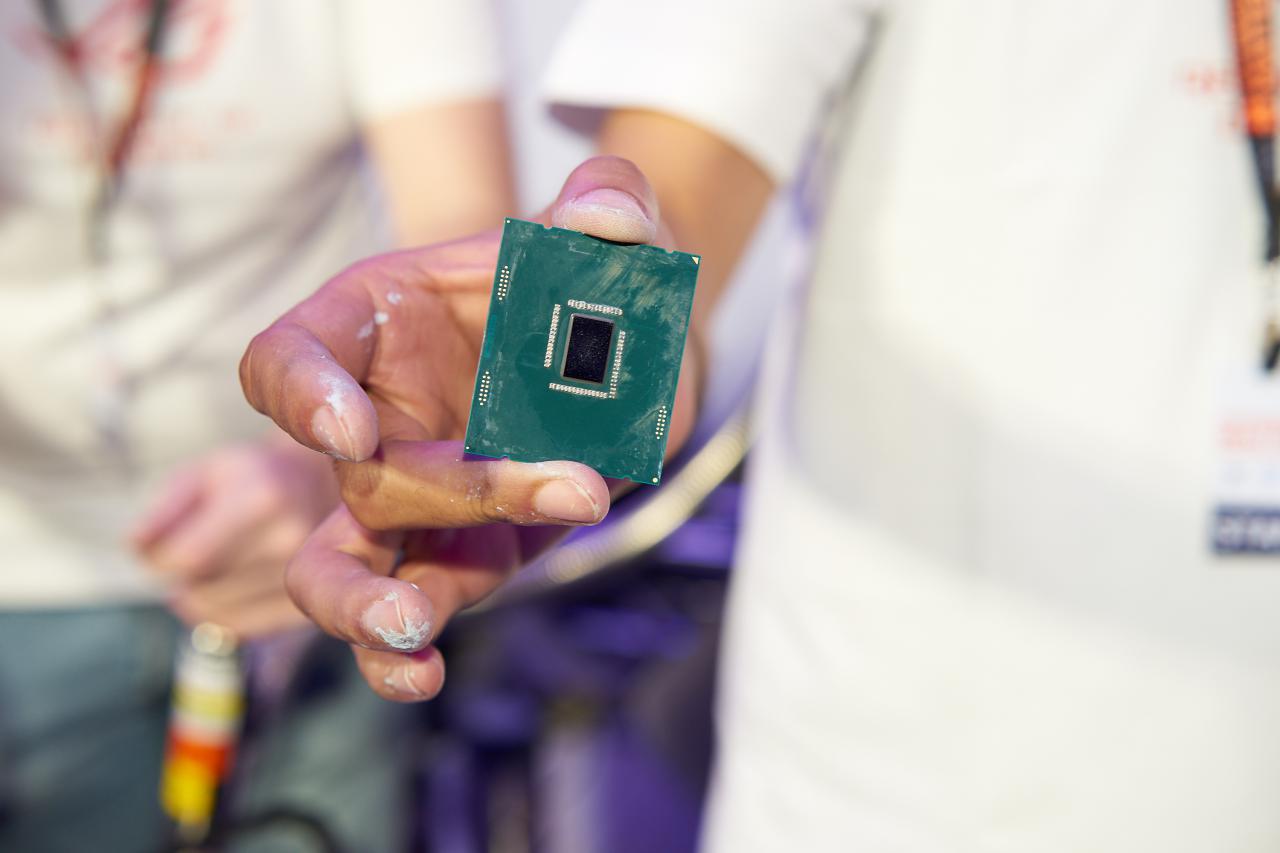 [30/05/2017] Weil Kaby Lake-X physisch Kaby Lake-S entspricht, wirkt der Siliziumchip auf dem Package geradezu winzig