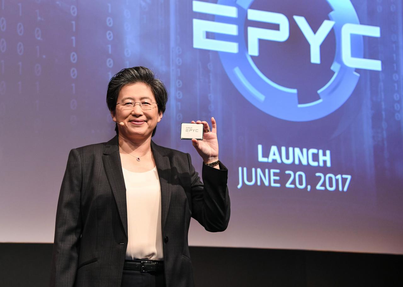 [31/05/2017] Ryzen Threadripper: Lisa Su hält die große CPU in die Kamera