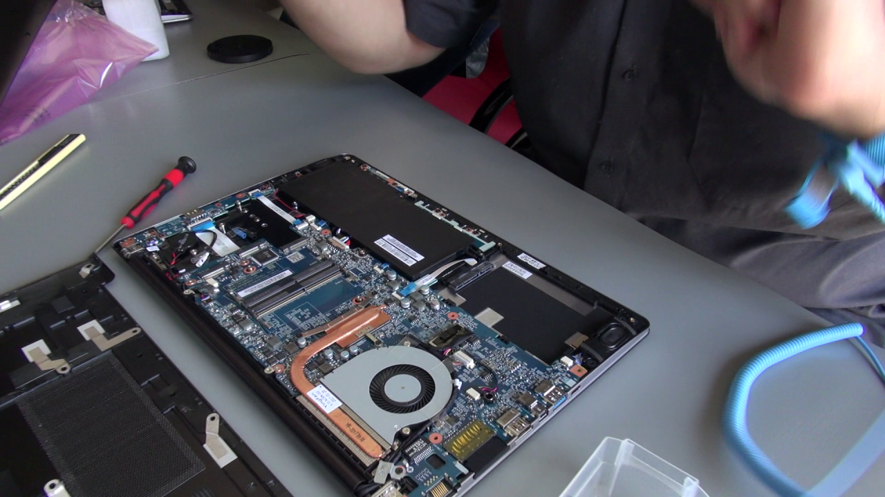 [15/05/2017] Und so sieht ein Infinity 13 Pro Notebook von Innen aus - ohne Module, Riegel und Speicher.
