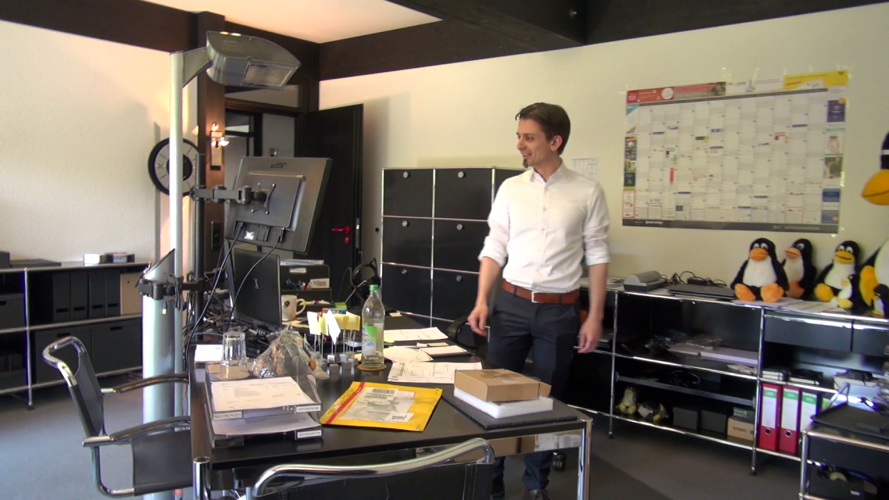 [15/05/2017] Im Büro von Geschäftsführer Herbert Feiler. Neben Pinguinen findet sich auch....
