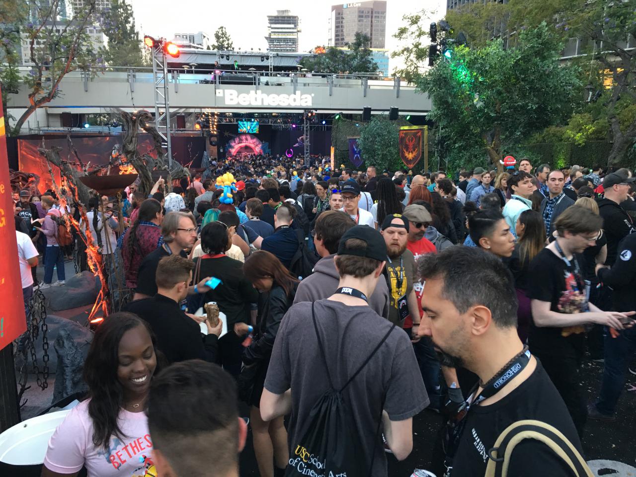 [23/06/2017] Bethesdaland lautete der Name des mit viel Liebe zum Detail aufgebaute Vergnügungsparks, den der Publisher in Downtown Los Angeles aufgebaut hatte. Und den besuchten wie einen echten Vergnügungspark an einem Wochenende enorm viele Menschen.