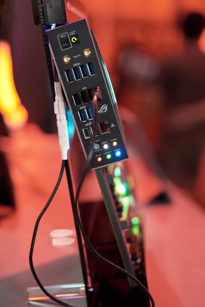 [04/06/2017] Asus ROG Crosshair VI Extreme: AM4-Flaggschiff mit optionalem Monoblock (5)