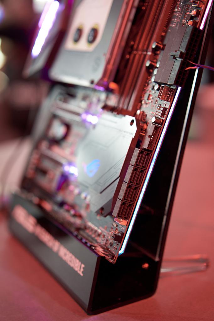 [04/06/2017] Asus ROG Crosshair VI Extreme: AM4-Flaggschiff mit optionalem Monoblock (6)