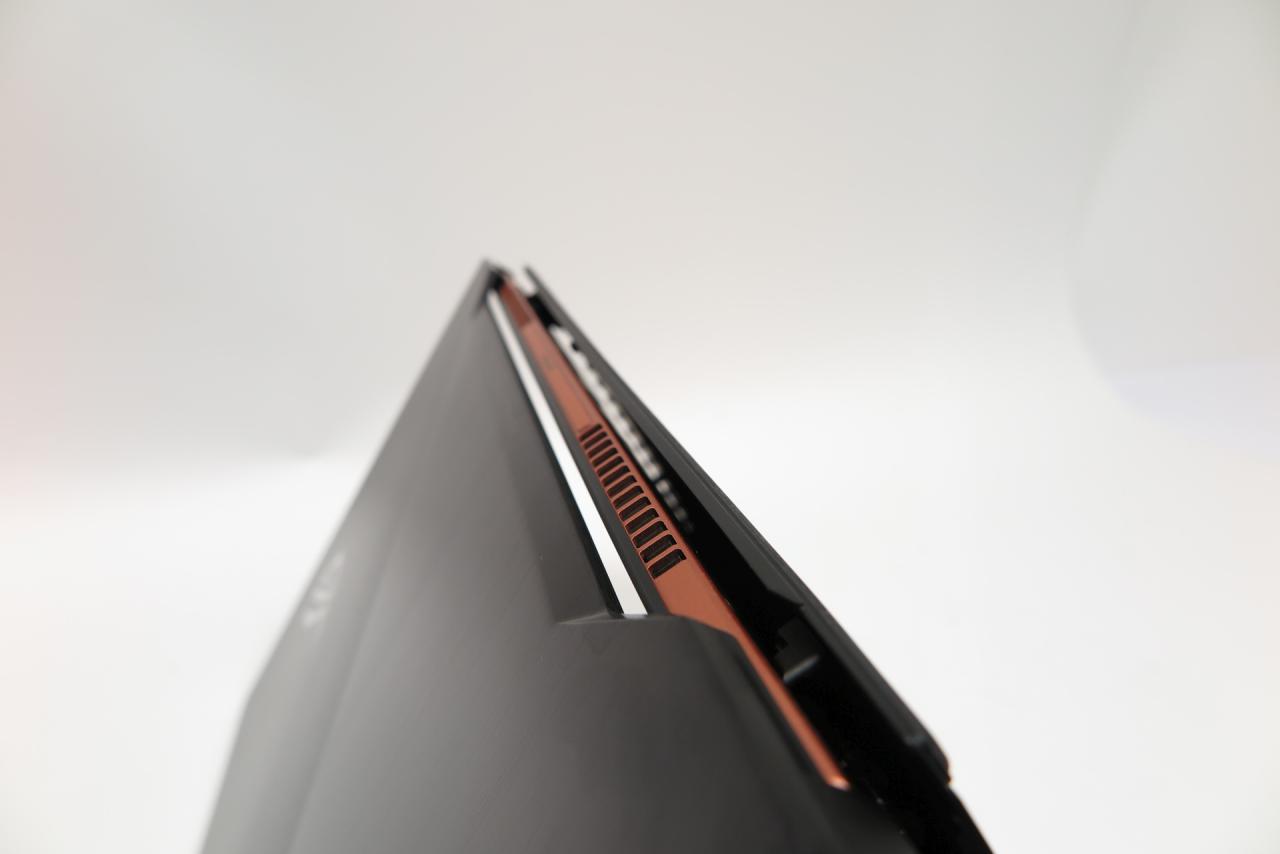 [26/06/2017] Mit geöffnetem Display-Deckel wird die untere Abdeckung um 6 Millimeter angehoben.