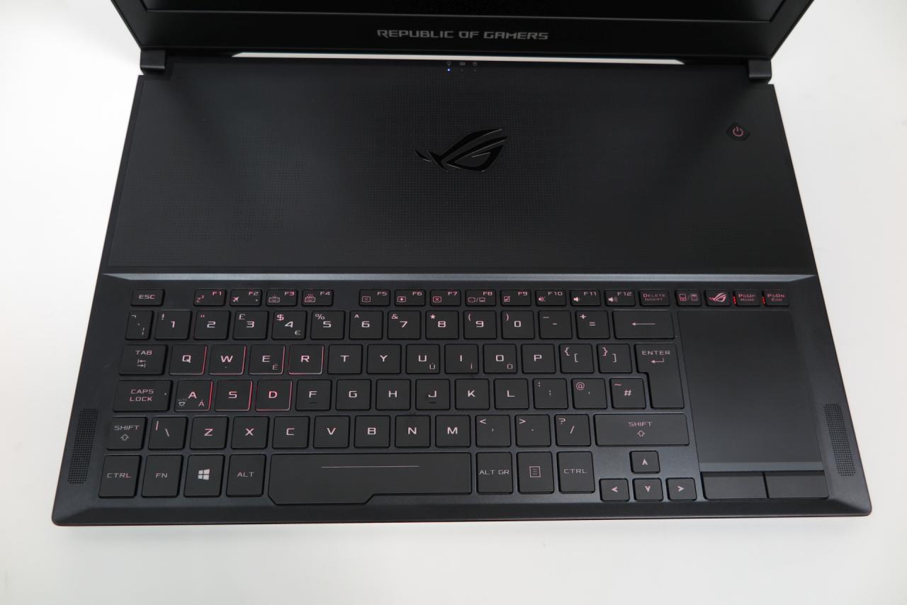 [26/06/2017] Die Tastatur sitzt unten, wo normalerweise Handballenauflage und Touchpad zu finden sind.