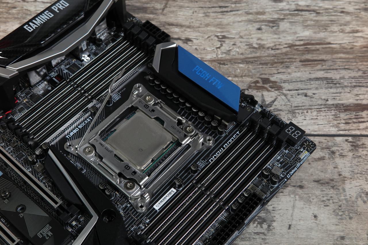 [19/06/2017] Basin Falls: LGA-2066-Mainboards für Skylake X und Kaby Lake X - MSI X299 Gaming Pro Carbon PCGH Edition! Der normale Lieferumfang beinhaltet verschiedenfarbige Kühler-Zierblenden, denn auch bei Intels neuester Plattform soll die Optik nicht zu kurz kommen. Dieses Einzelstück ist aber PCGH-Exklusiv.
