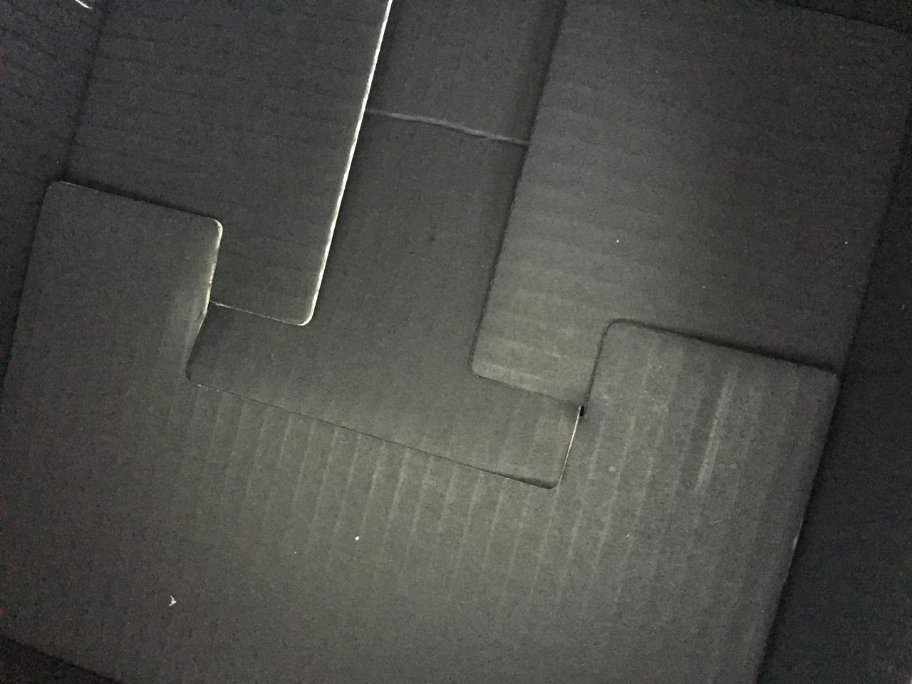 [20/07/2017] Ryzen-Box aufgefaltet: Hier ein Blick von innen - man erkennt schon, dass die Lasche nicht nach links oder rechts übersteht.
