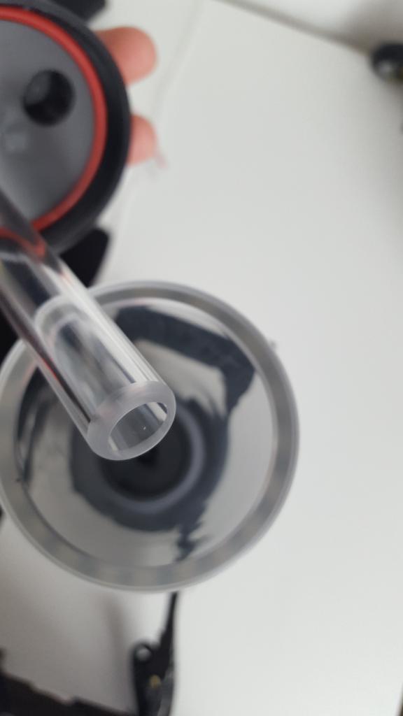 [31/07/2017] Kleines Rohr am Deckel, damit weniger Luft im Wasserkühlkreislauf ist