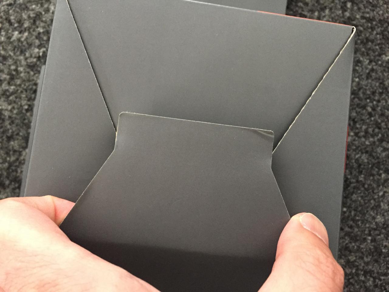 [20/07/2017] Ryzen-Box aufgefaltet: Es reicht, mit etwas Gefühl die Lasche herauszuziehen.