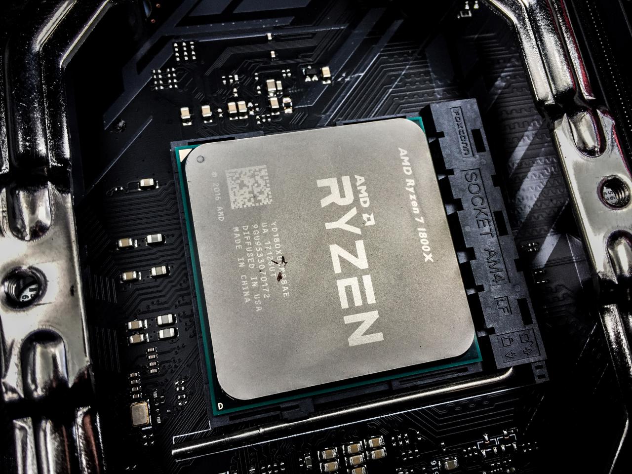 [03/07/2017] Der AMD Ryzen 7 1800X hat ein paar Mücken abbekommen.