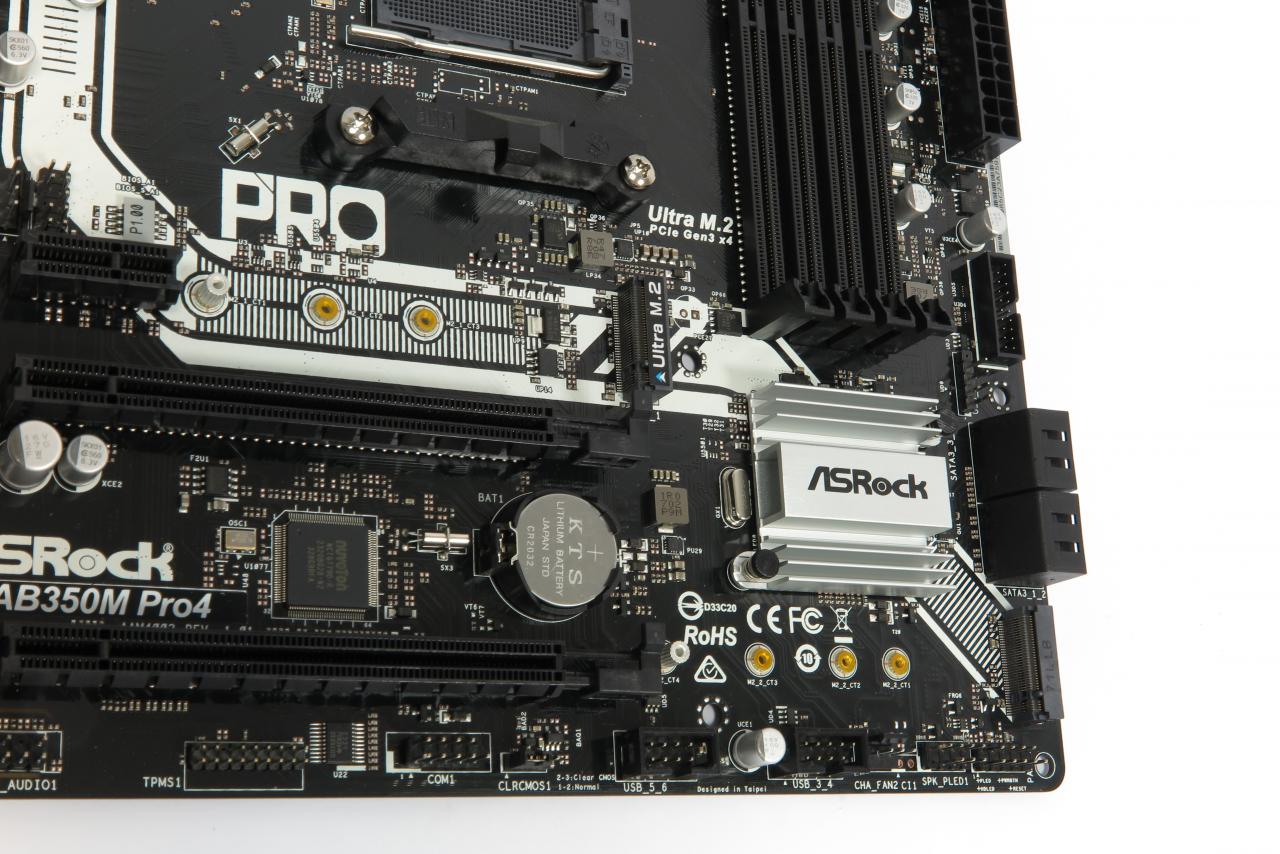 [24/07/2017] Eigentlich sollten Ryzen-CPU und B350-I/O-Hub genug Ressourcen bereitstellen, um auf dem Asrock AB350M Pro4 den ersten M.2-Slot mit PCI-Express 3.0 ×4, den zweiten mit SATA und alle vier SATA-Ports zu versorgen. Praktisch teilt sich der zwei M.2 seine Ressourcen mit zwei SATA-Ports, auf anderen B350-Boards sharen der fünfte und sechste SATA mit der PCI-Express-M.2-Funktionalität.